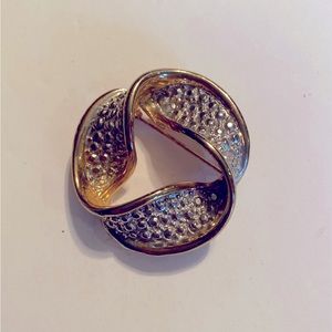 VINTAGE Lovely gold & silver infinity brooch, Size: 1.5” x 1.5”